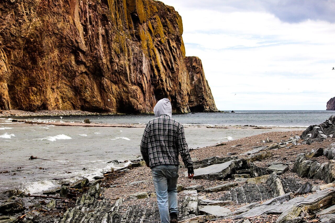 벽에 남은 낙서 하나가 말해주는 사연