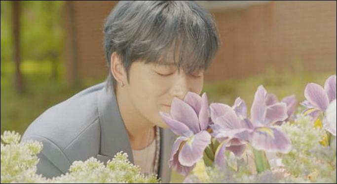 꽃의-향기를-맡고있는-김제중