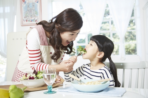 맛있게 밥을 먹고 있는 아이와 엄마
