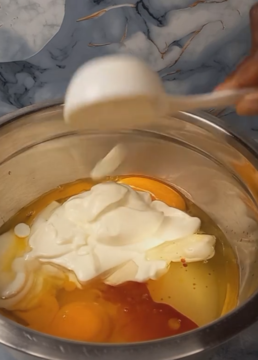 가루 재료를 체에 쳐서 고운 입자로 내리는 조리 단계