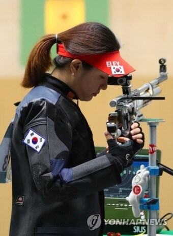 올림픽에서-대한민국-여자-선수가-총을-쏘기위해-실탄을-장전하는-모습