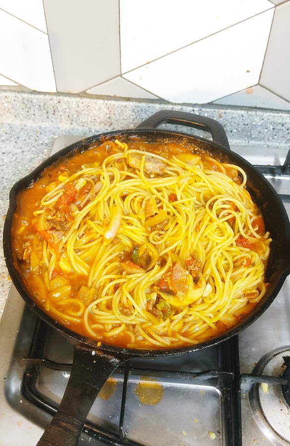 스파게티면을 꺼내 같이 볶아줌