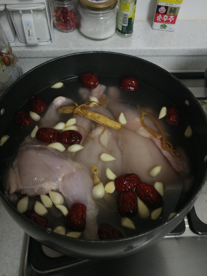 냄비에 삼계탕 준비