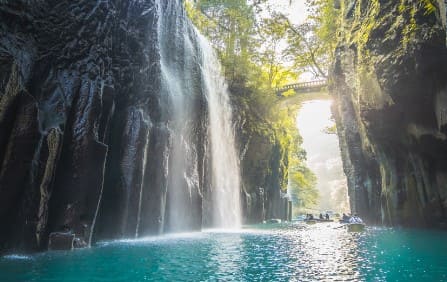 계곡에서 물이 떨어지고 골짜기 사이로 햇빛이 들어오고 있다
