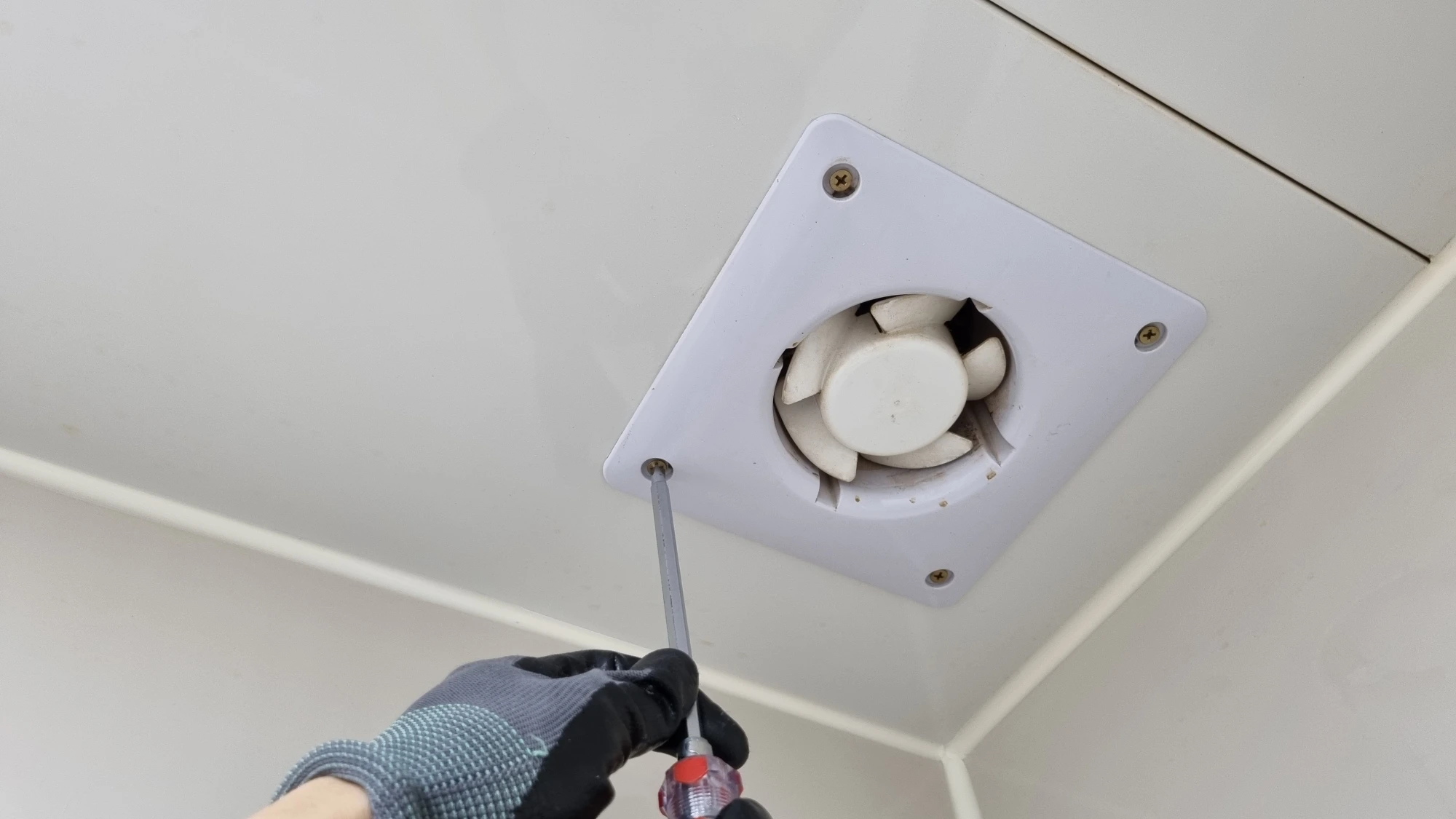 환풍기 고정 볼트 푸는 모습