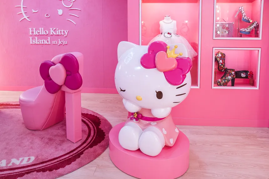 핑크빛 감성 가득한 헬로키티아일랜드 실내 전시와 포토존을 즐기는 관람객