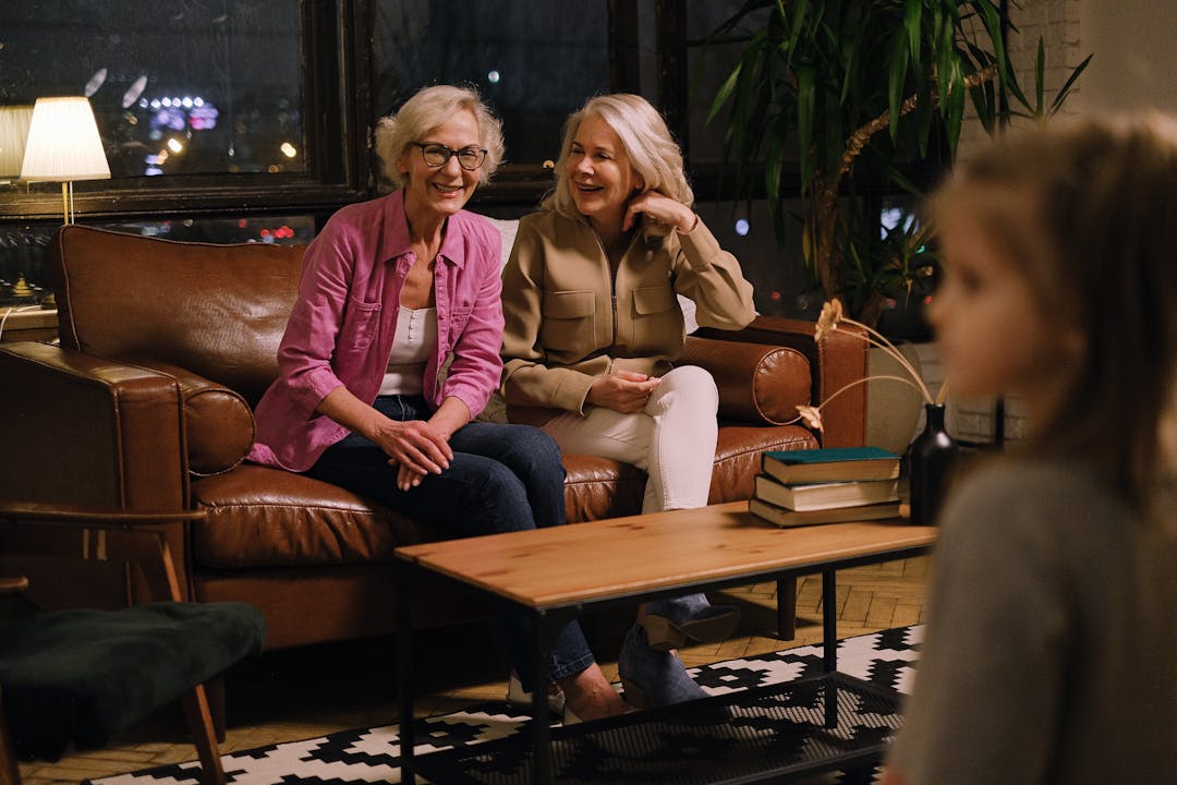 은퇴 후 주거 안정성과 연금을 이야기하는 여성 시니어들의 저녁 모임