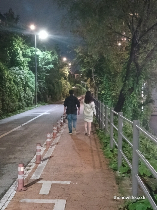 저녁 시간 부부가 함께 만 보 걷기를 실천하며 다이어트 운동 중