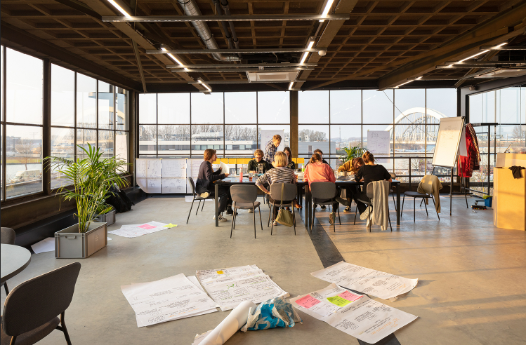 사무실 내 직장인 사진