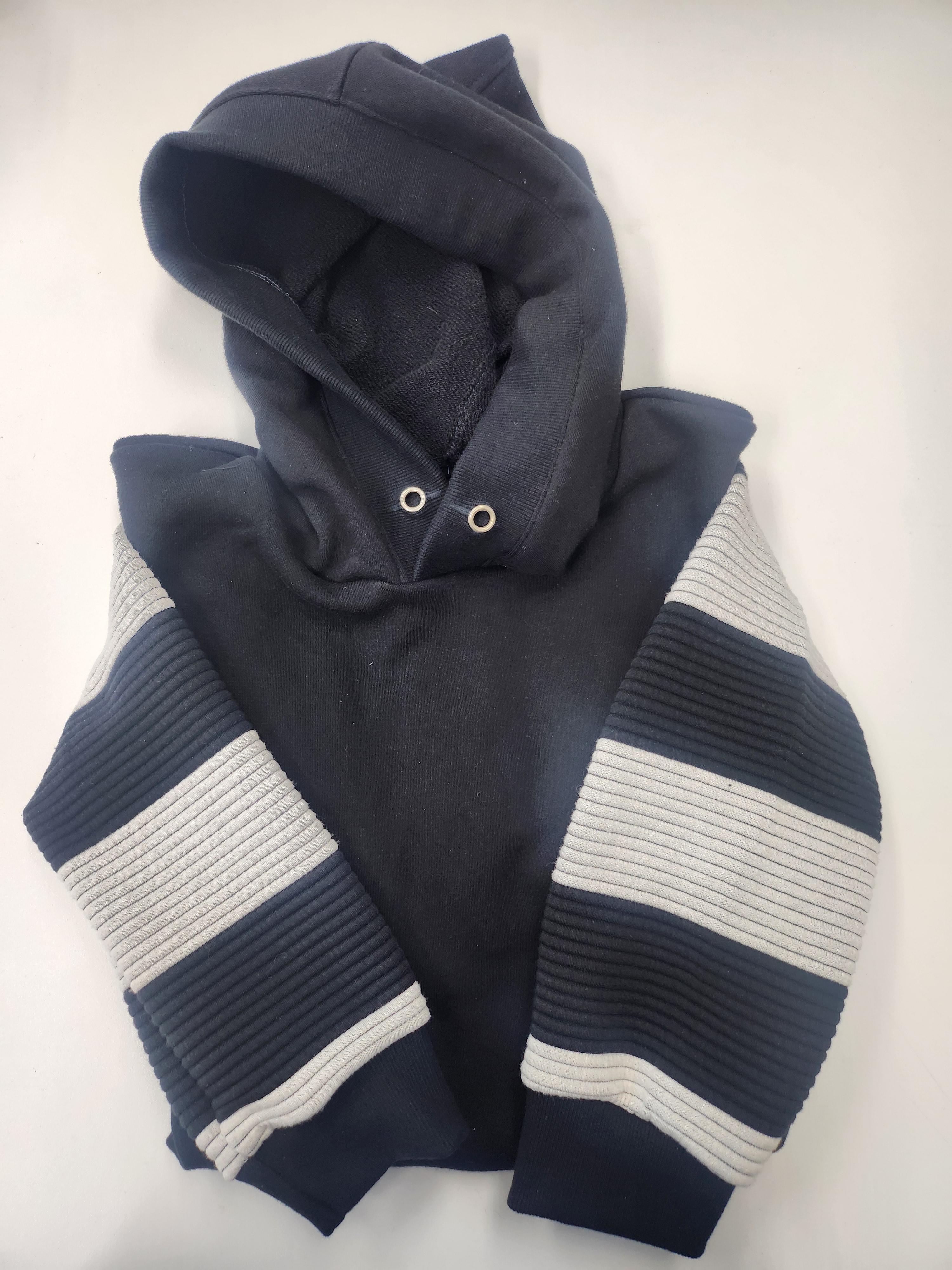 검정색 몸판, 줄무늬 소매부분인 후드티가 있다.