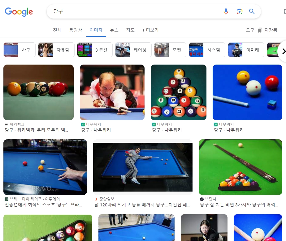 중년 남성들이 당구장에서 신중하게 큐를 겨냥하며 게임을 즐기는 모습