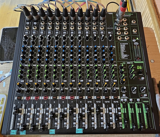몇년 전 납품한 16채널 맥키 아날로그 믹서 사진