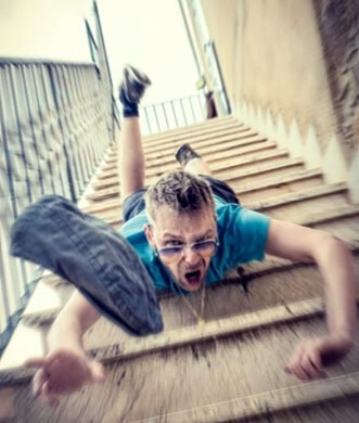 계단에서-떨어지는-모습