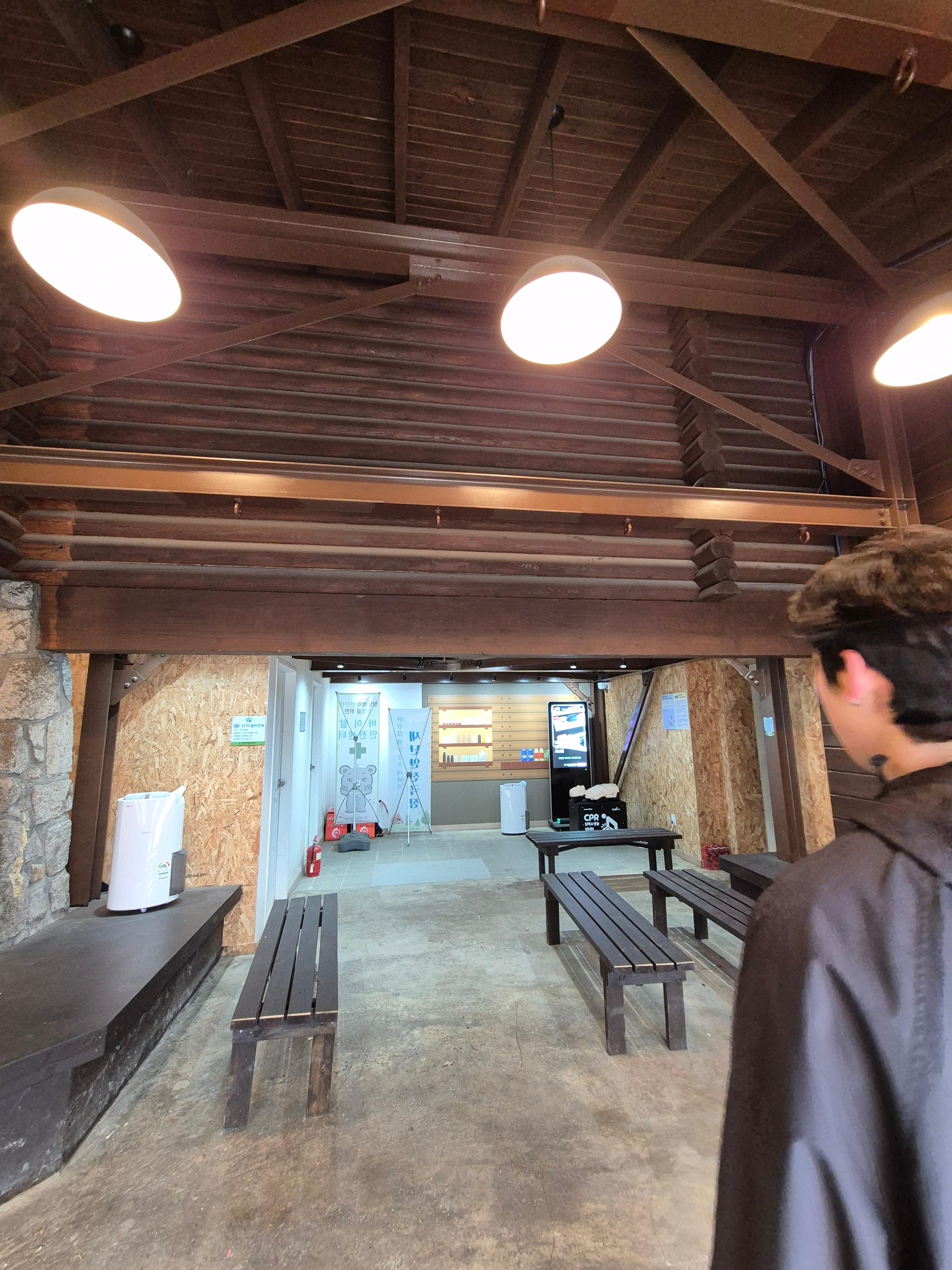 백운산장(현재는 휴게소 형태로 운영)