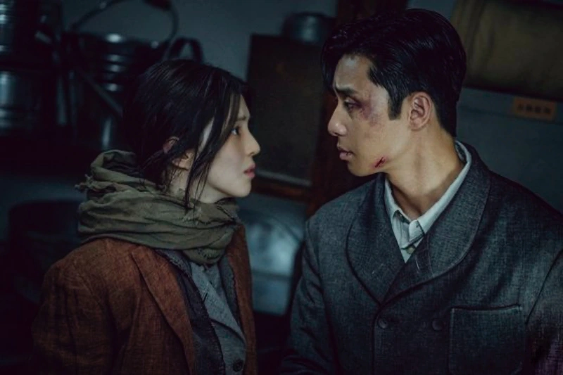 경성크리처에서 두 남녀 주인공인 한소희&#44; 박서준