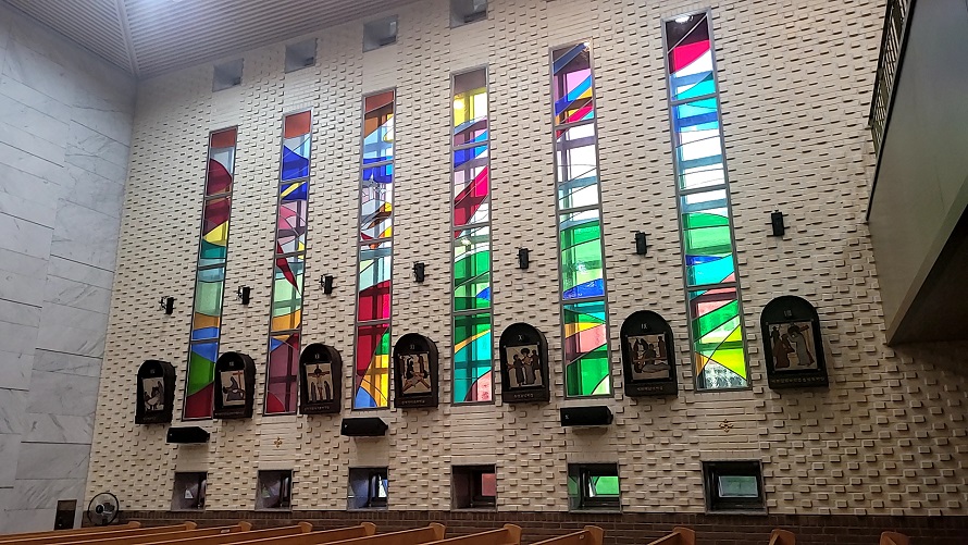 수원 정자꽃뫼성당 성전 안 제대, 제단, 십자고상 사진