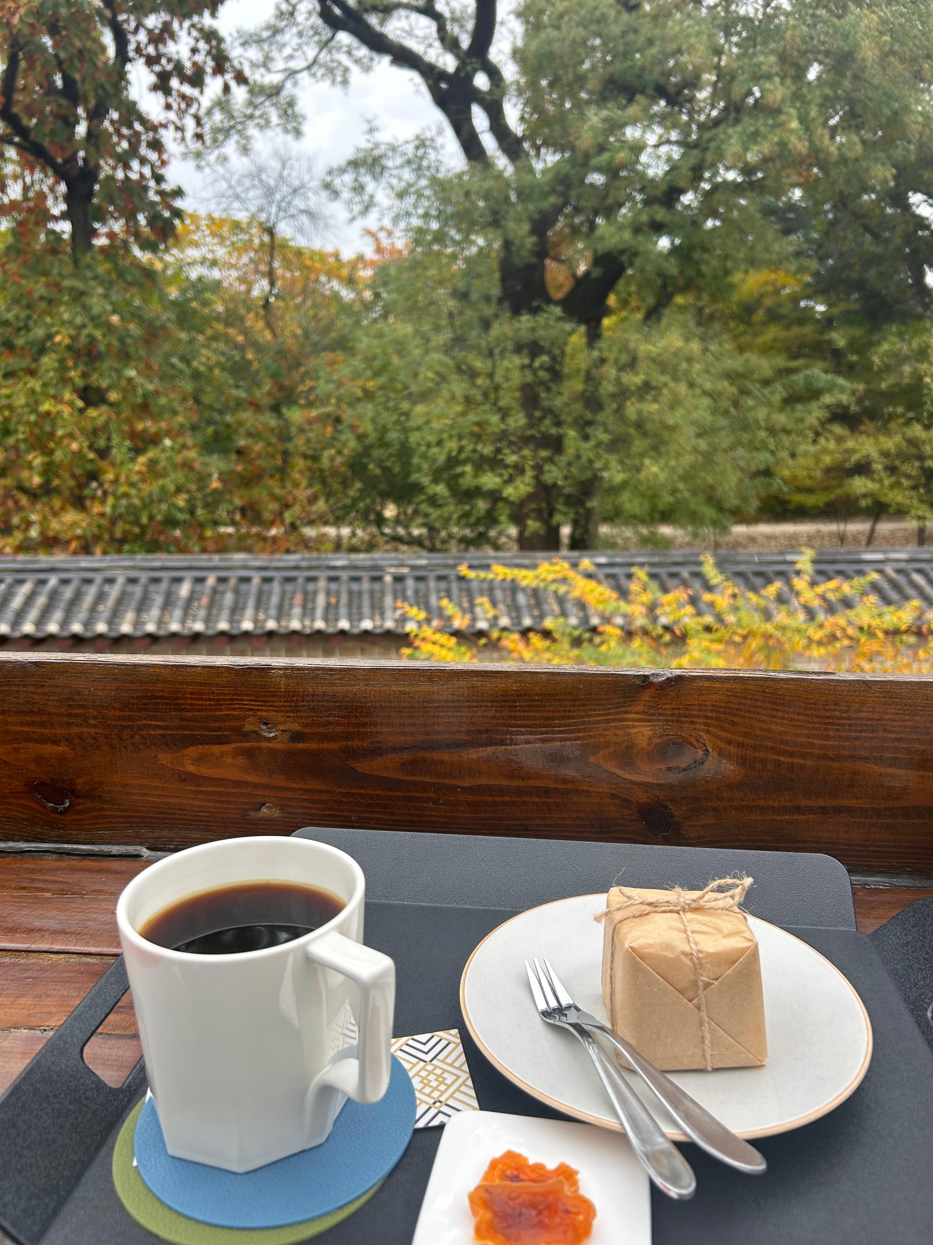 트마리 커피와 케익