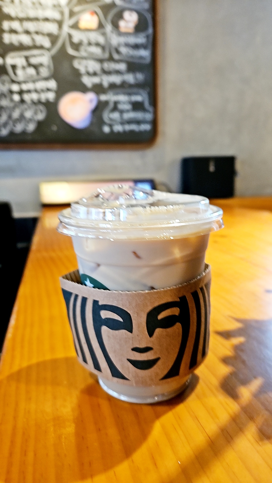 스타벅스-컵에든-카페라떼-두유변경-바닐라시럽