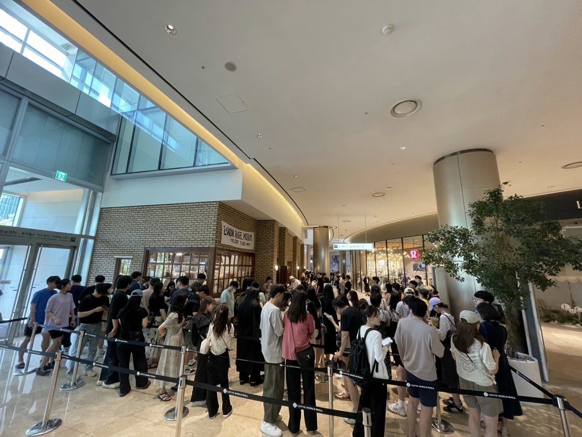 롯데백화점 런던베이글 매장 오픈런 모습.