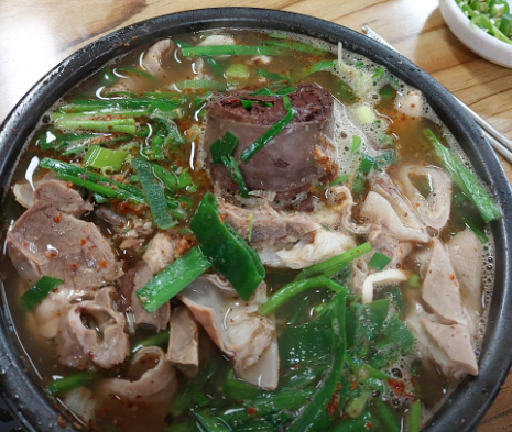 부추와 함께 가득 담긴 순대국밥