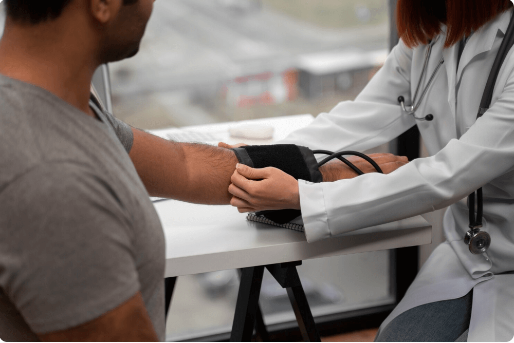 환자의 혈압을 측정하는 의사