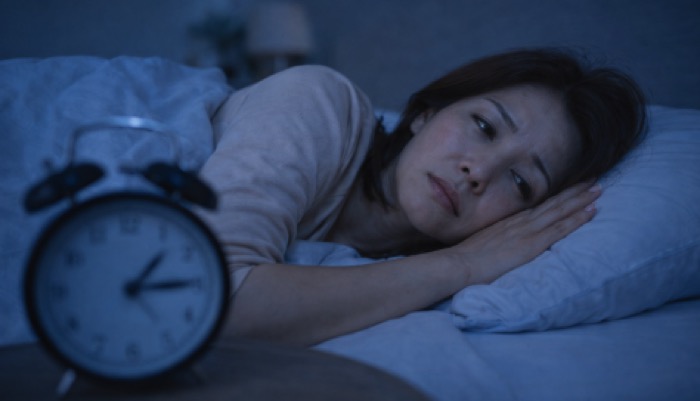 갱년기 영양제 선택 고민 장면