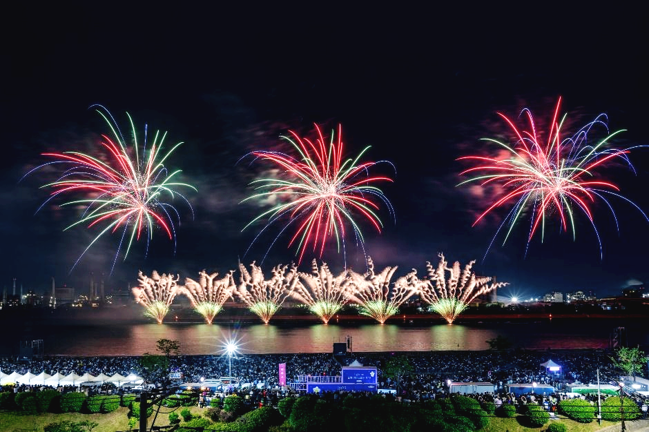 멋진 불꽃샷이 밤하늘을 비춘다