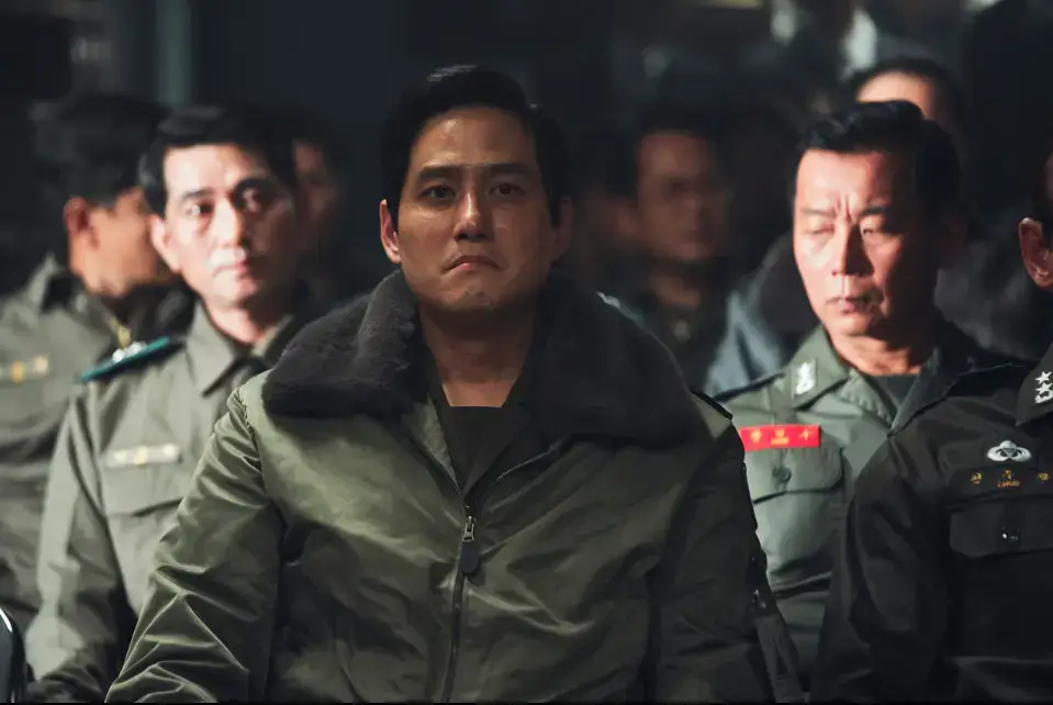비장한 얼굴로 군인들을 이끌고 걸어가는 노태건
