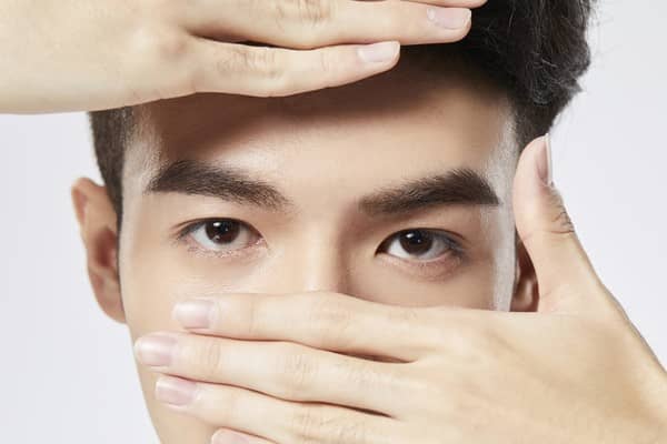 남자 눈썹 문신은 이제 필수