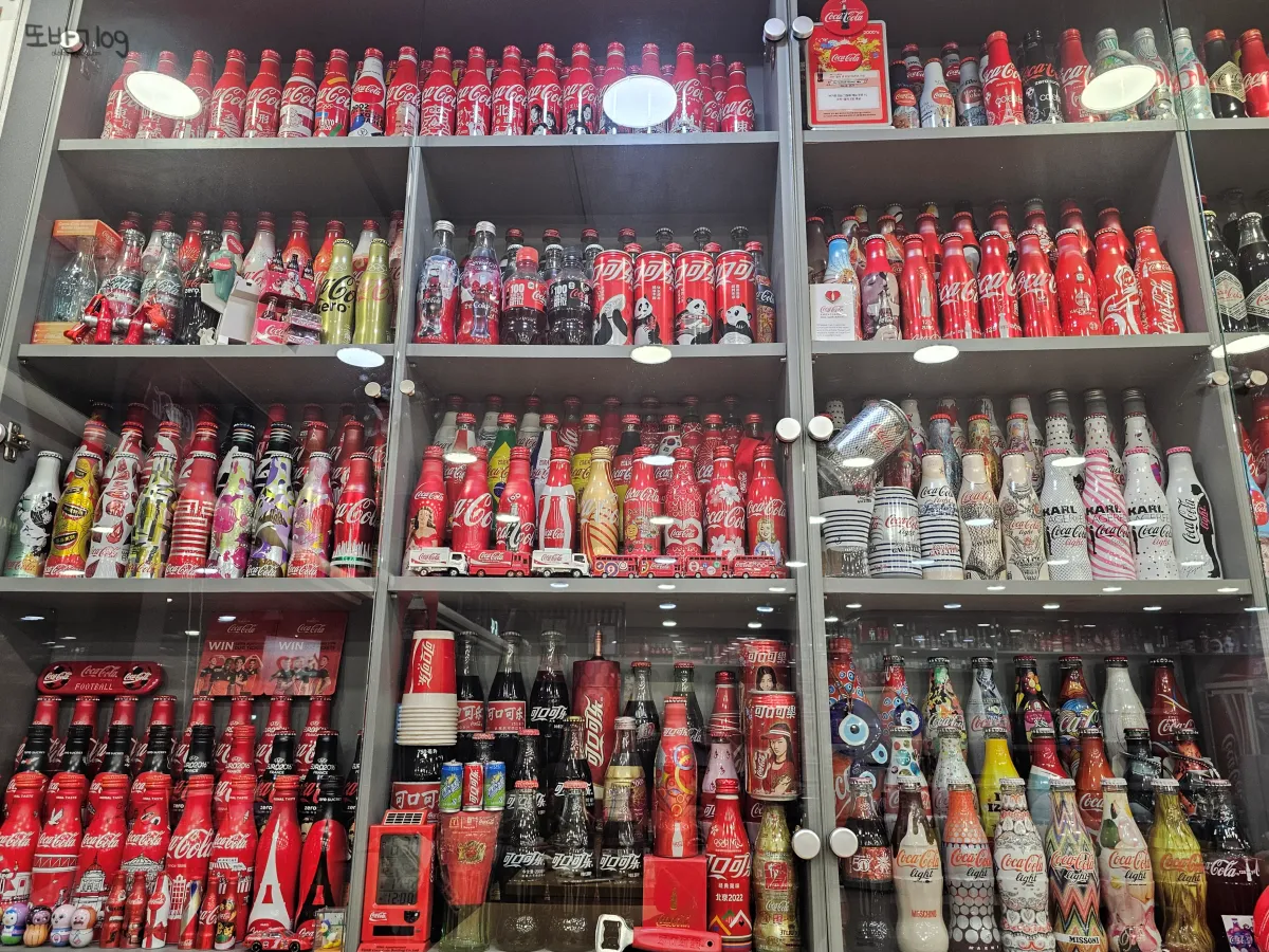 왜관-하늘채정식-벽장가득-코카콜라수집