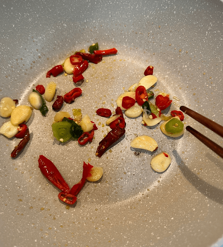 마늘과 청양고추, 홍고추를 팬에 볶고 있는 모습