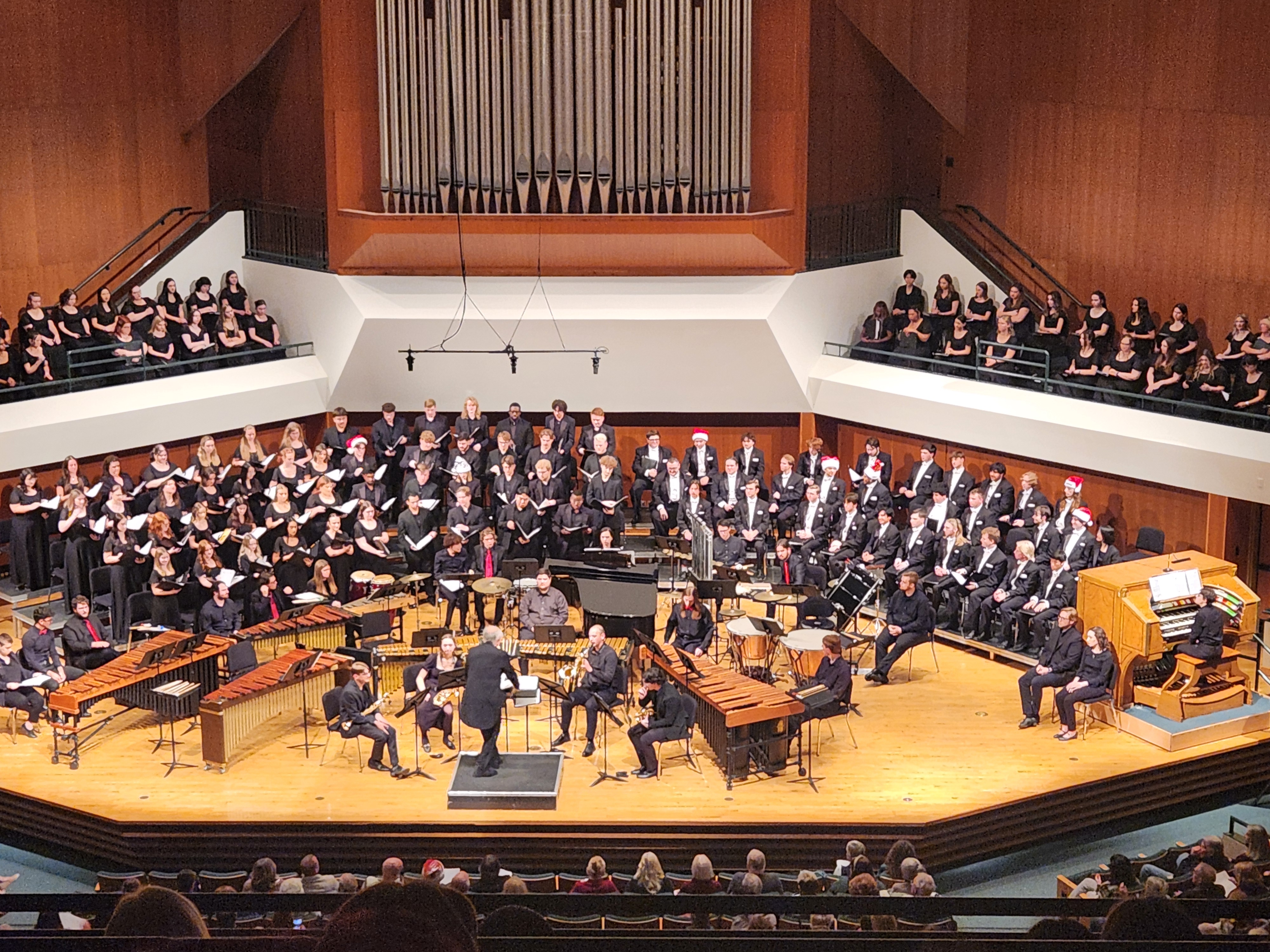 오클라호마 주립대학의 추수감사절 연주회의 모습입니다.