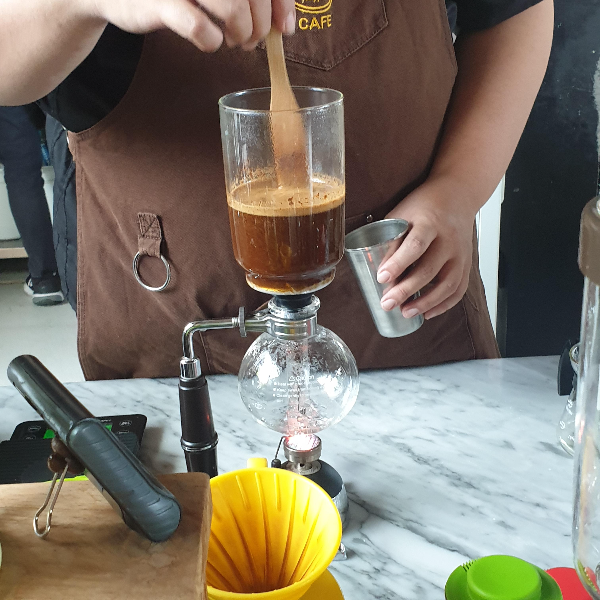 발리 카페 투어: 짐바란(Jimbaran) 지역의 70 Fahrenheit Koffie CAFE_사이펀 커피