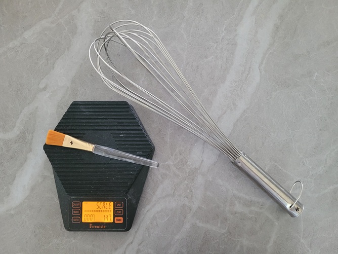 제가 시험장에 가져갔던 저울, 거품기, 팩붓입니다. 다이소 팩붓은 쇼트브레드 쿠키 계란물 바르기용으로 강력추천드립니다.