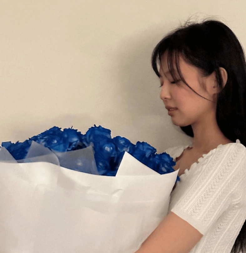 제니가-파란색-꽃다발을-안고있는-사진