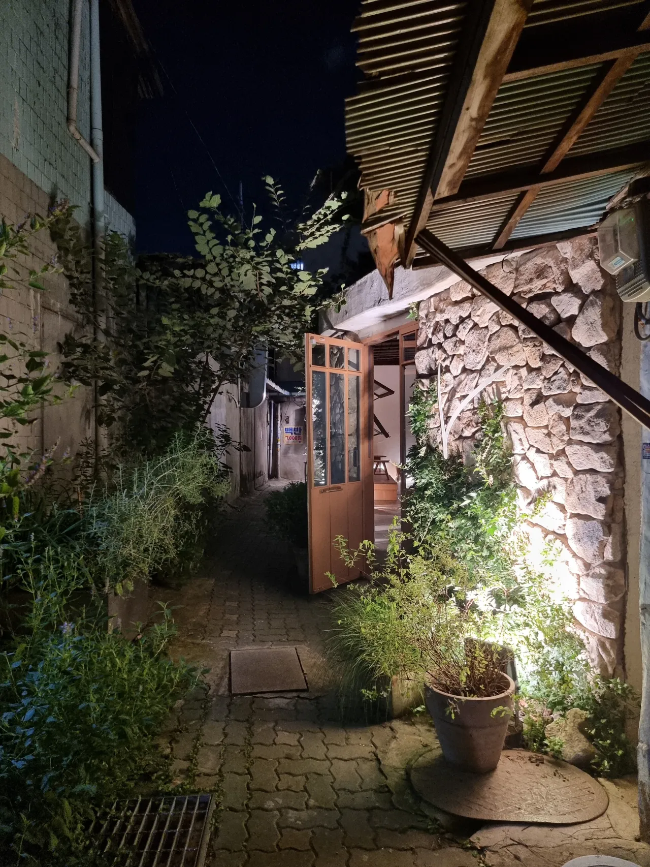 밤-골목안-돌담-화분과-조명