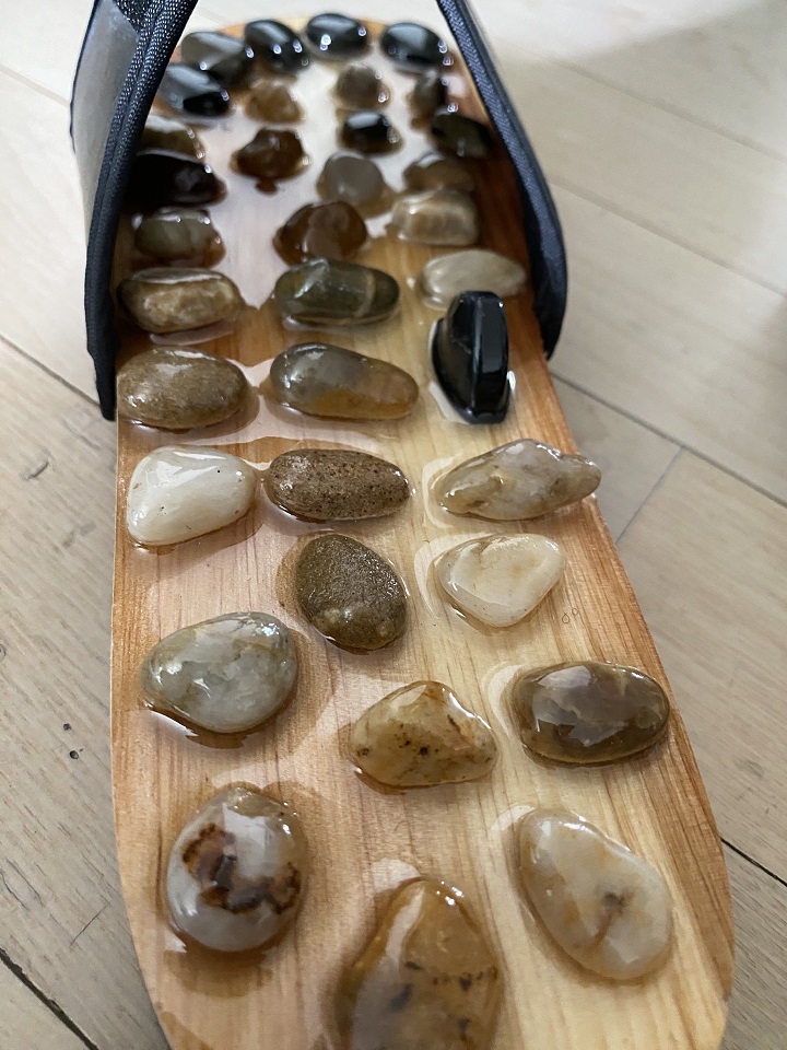 지압-슬리퍼의-바닥-자갈-모습