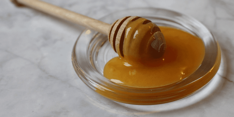 접시에 담겨 있는 꿀