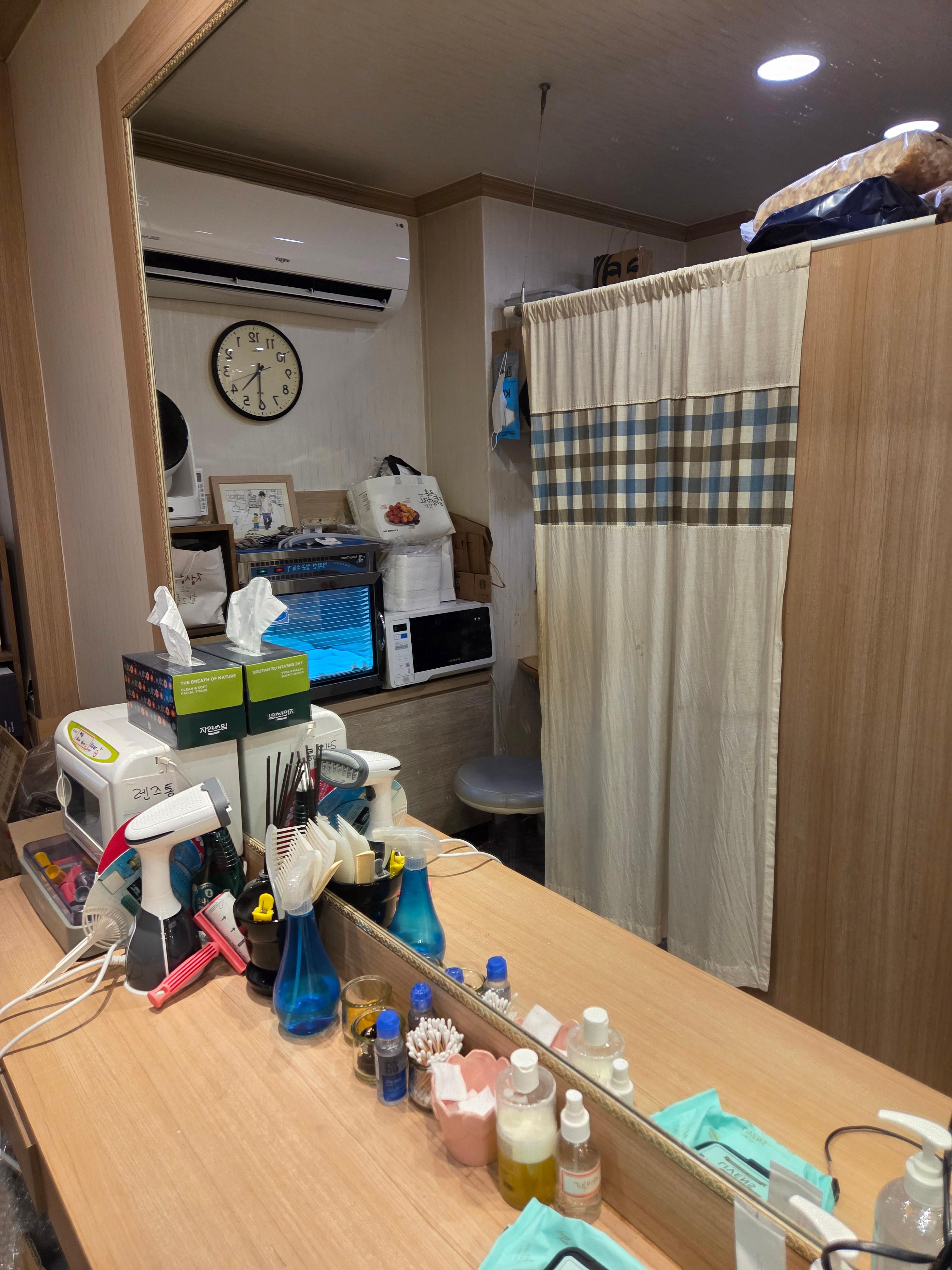 황현주 스킨케어 파우더룸 거울과 화장솜 면봉 미스트 드라이기 등 고객 편의 용품 준비된 모습
