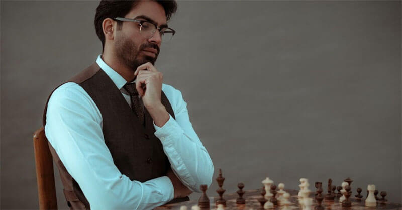 정리해고 통보를 받은 가장이 책상에 앉아 생각에 잠긴 모습