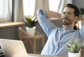 의자에-앉아-있는-남자