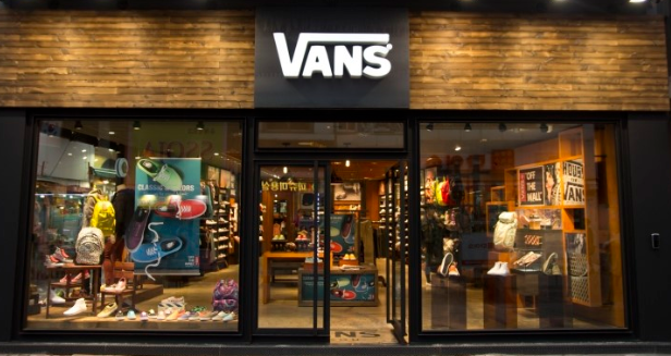 반스(Vans)는 1966년 캘리포니아에서 시작된 이래, 스케이트보드와 스트리트 패션의 상징적인 브랜드로 자리잡았습니다.