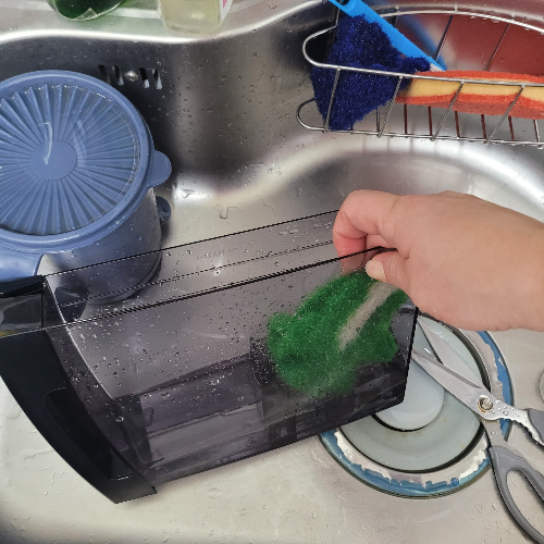 물통을 분리해서 깨끗이 세척