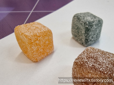 터프구미 젤리의 사진. 정육면체의 젤리 겉에 하얀 신맛이 나는 가루가 뿌려져있음.