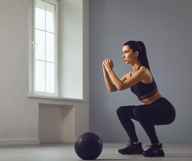 스쿼트하는 여성