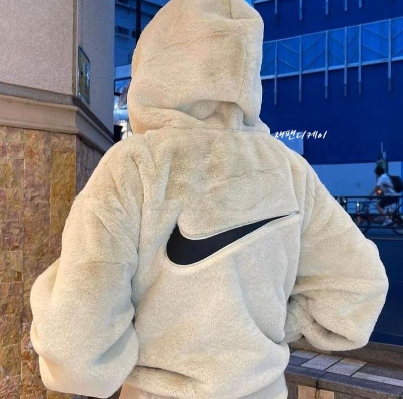 나이키 스우시 후리스 페이크 퍼 후드집업 자켓 DD5117-206