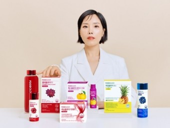 푸드올로지에서-나온-영양제를-신봉선이-소개하고-있습니다.