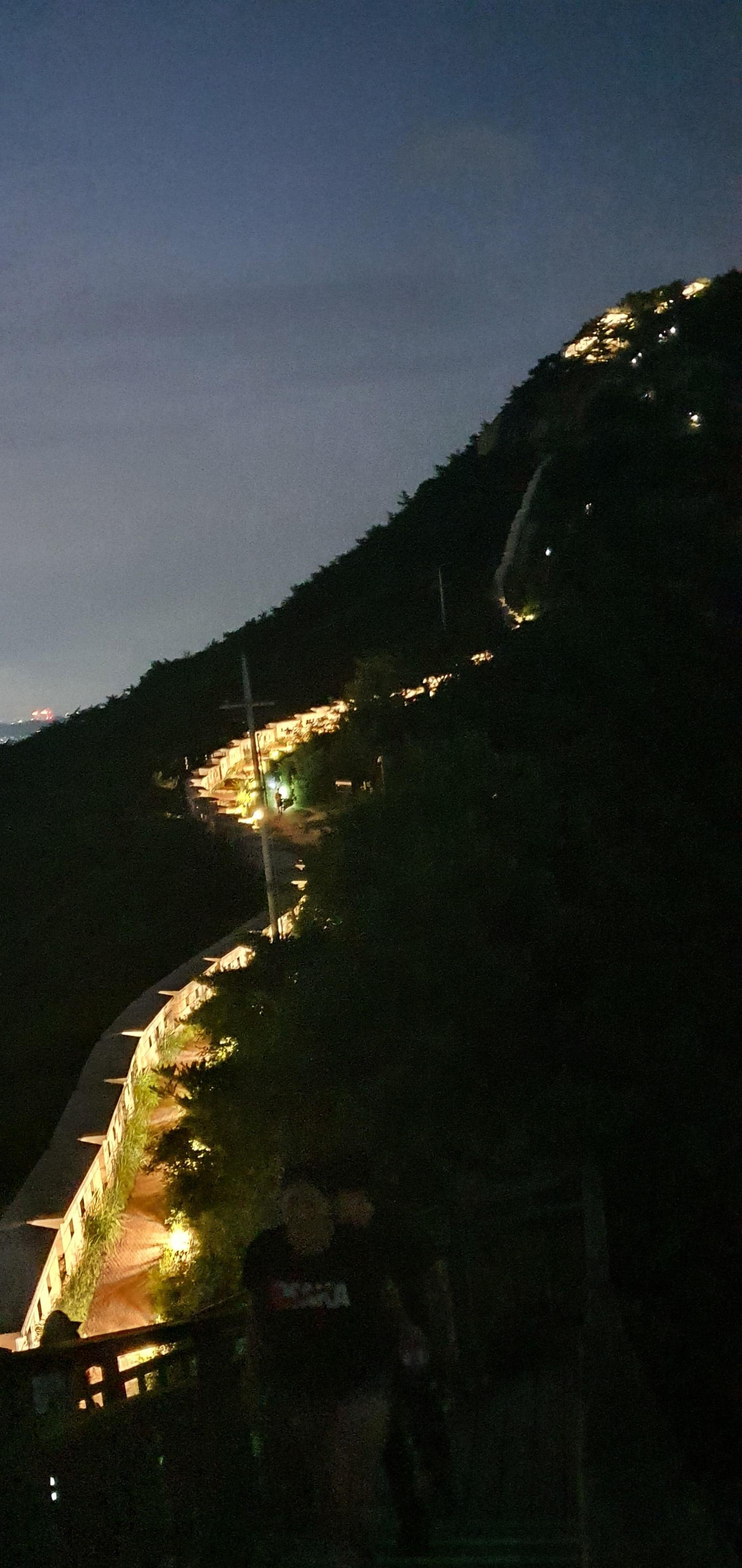 인왕산 야경 어둠 속 서울의 숨결을 내려다보는 시간