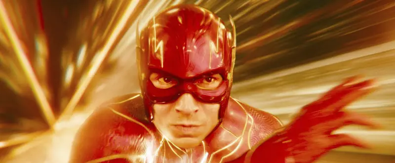 초스피드로 시공간을 이동하려는 슈트입은 플래시