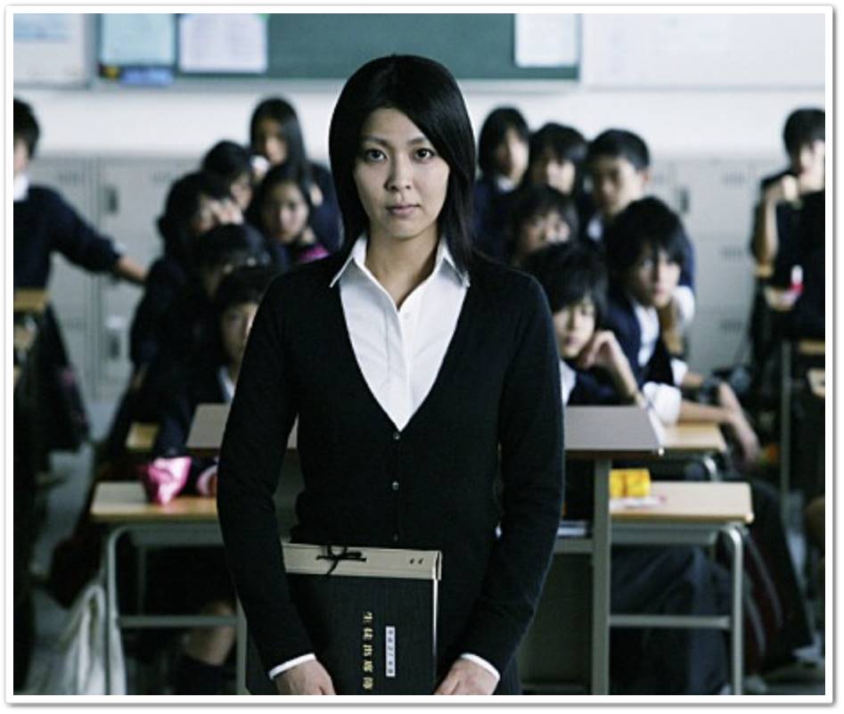 종업식 날 유코가 학생들 앞에 서 있는 모습